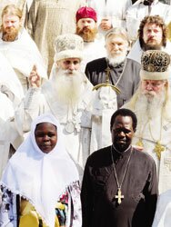 Глава РПСЦ митрополит Корнелий (в центре) и новые староверы из Африки – отец Кимба и матушка Маргарет