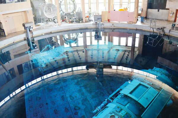 В этом бассейне космонавты учатся работать в условиях невесомости