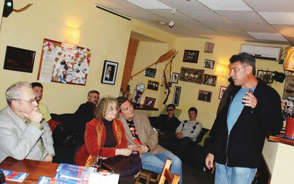 Борис Немцов в тверском кафе «Таун». Встреча со студентами и преподавателями
