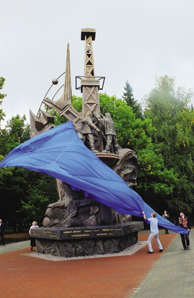 Памятник открыли участница ядерных испытаний Ада Новосад и ликвидатор Чернобыльской катастрофы Николай Глебов