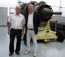 Геннадий Климов (справа) и Михаил Сасарин, начальник цеха по сборке двигателя самолета «Сухой Суперджет-100», на площадке НПО «Сатурн»